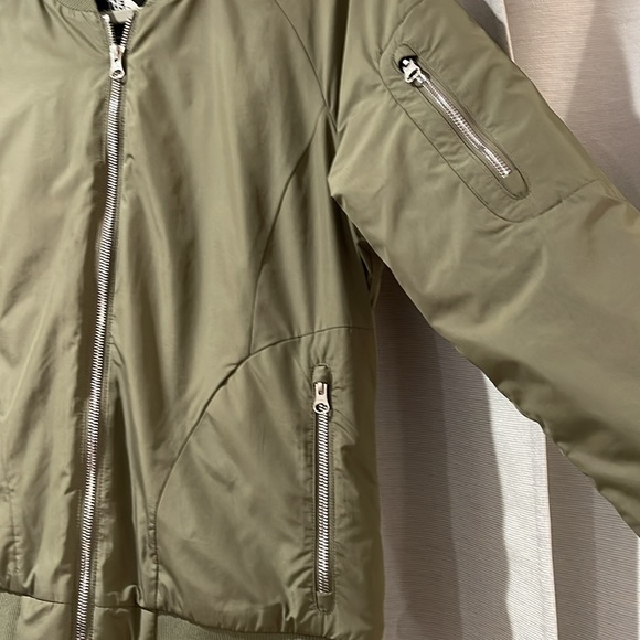 Olive green North Face puffer bomber - Picture 3 of 6